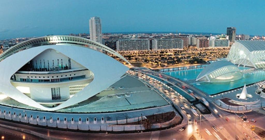 Vista nocturna de la Ciudad de las Artes y las Ciencias de Valencia.
