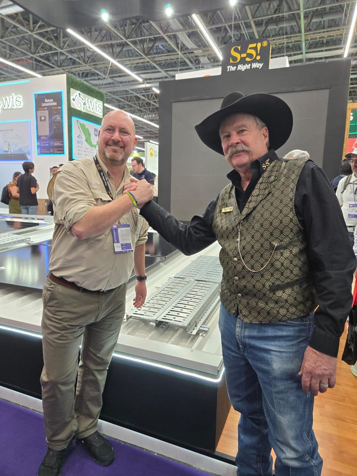 Javier Fdez-Font Pérez, de Alusín Solar, y Rob Haddock, fundador y jefe ejecutivo de S-5!, en la feria en Mexico.