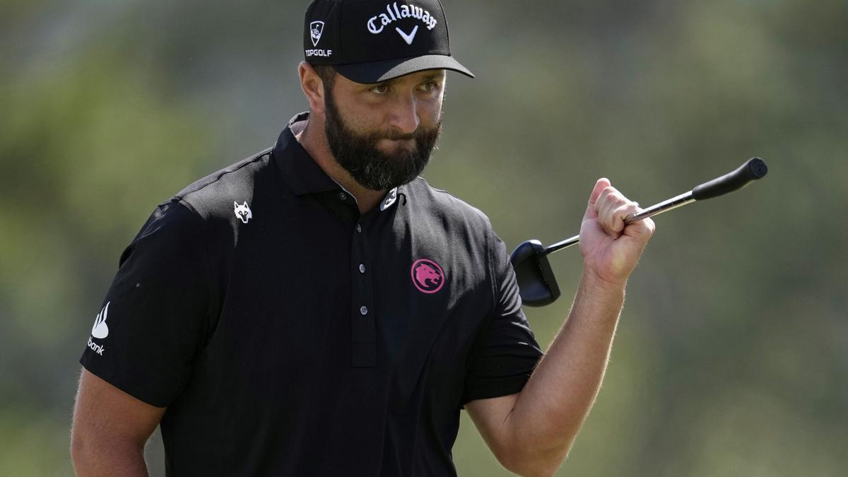 Jon Rahm, tras un putt en la segunda jornada del Masters de Augusta.