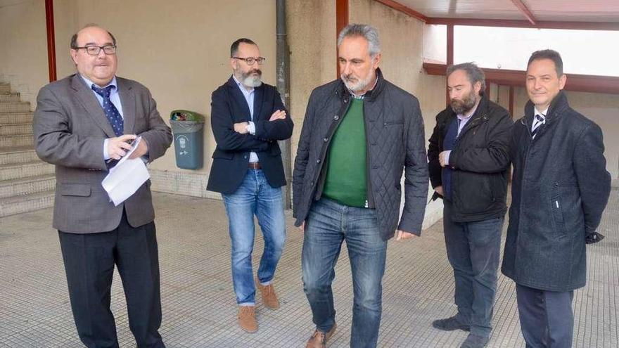 Visita, ayer, del delegado territorial de la Xunta al instituto Torrente Ballester. // Rafa Vázquez