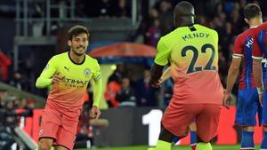 Silva celebra con Mendy su gol al Crystal Palace.