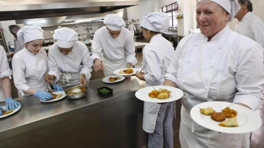 Alumnos y profesores de la Escuela de Hostelería, preparando el primer plato del menú hindú.