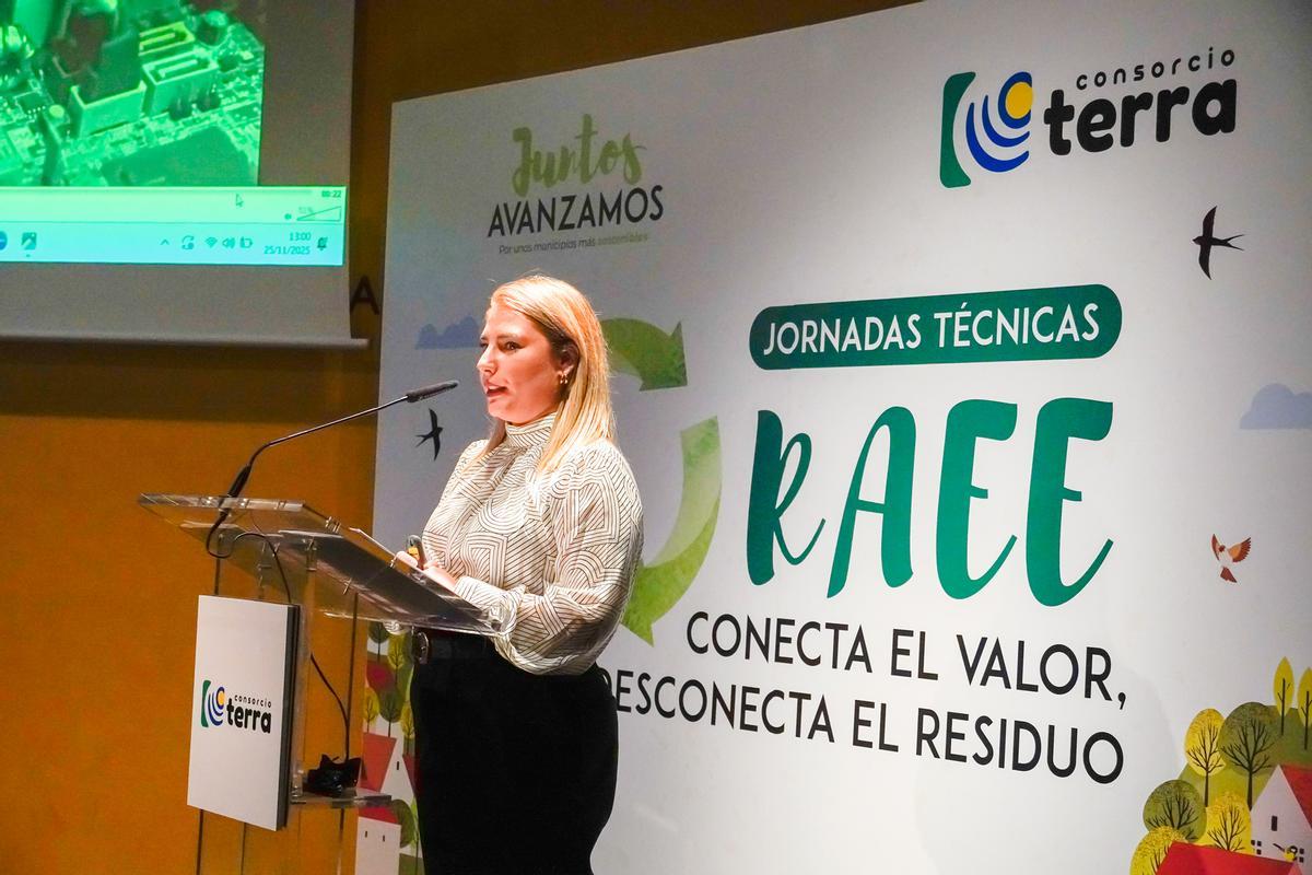 Noemí Sánchez, responsable del sistema de Calidad y Medio Ambiente de Grupo Braceli, detalló el proceso de valorización de los RAEE en su empresa, abarcando desde la evolución normativa hasta los retos actuales del sector.
