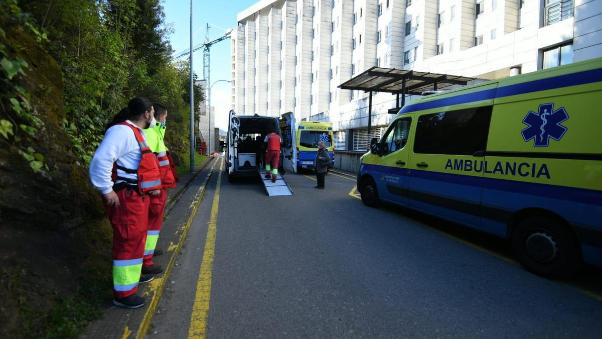 Ambulancias de servicio programado ante el Hospital Montecelo esta mañana.