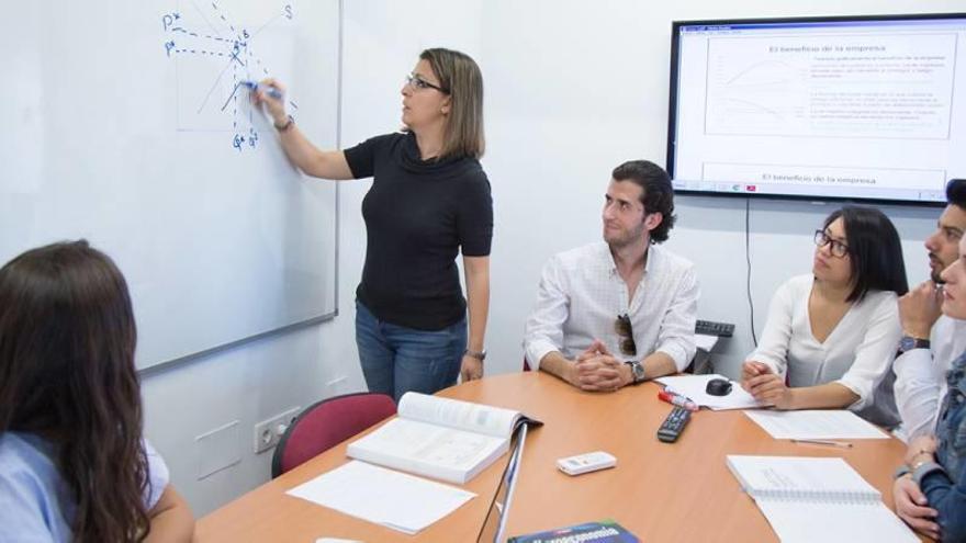 La UCAM ofrece a los estudiantes de ADE una formación que les permite liderar múltiples áreas empresariales