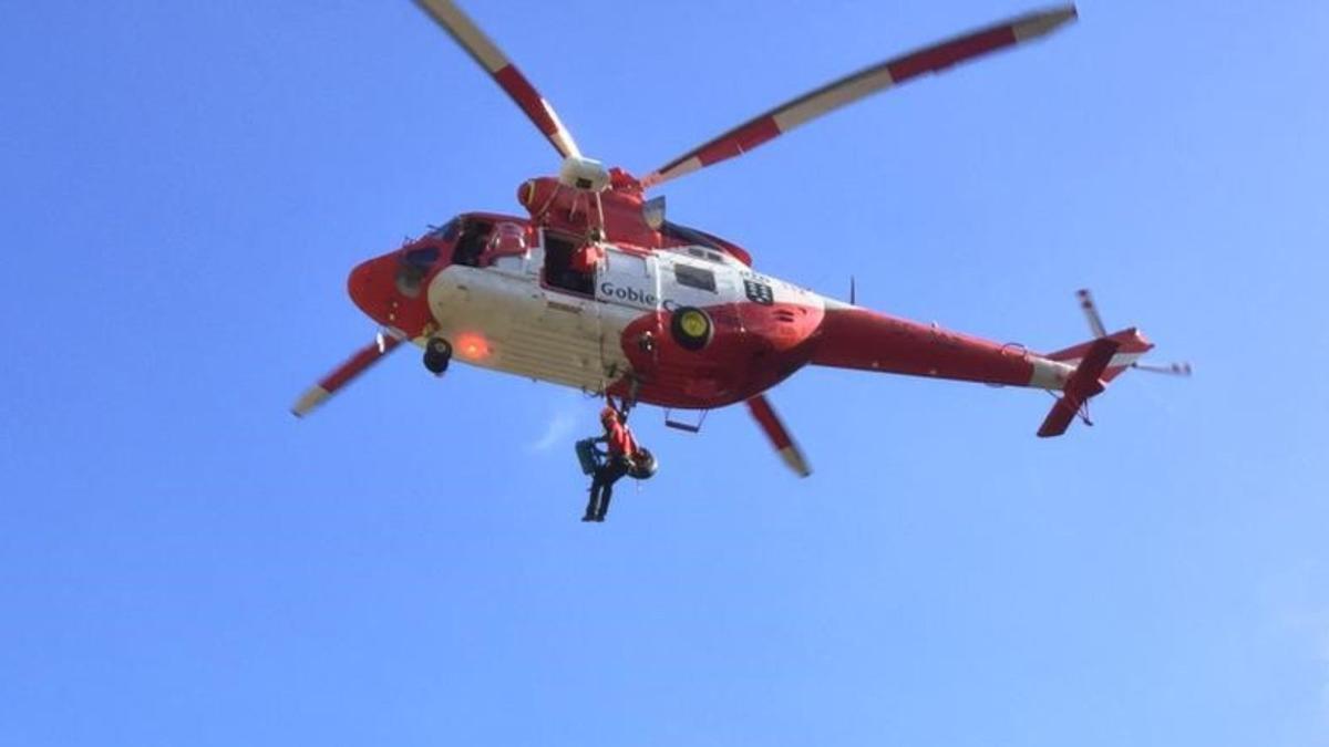 Imagen del helicóptero del GES en pleno rescate en una imagen de archivo.