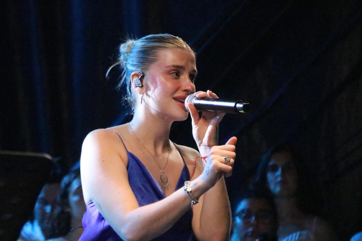 La cantant Samantha durant el concert de la Simfònica a Palamós.