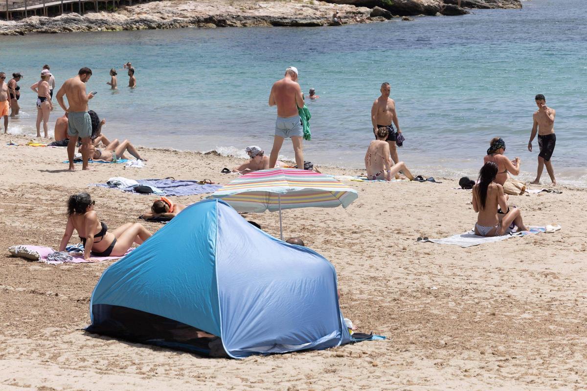 Trabajadores de Ibiza afrotan el calor