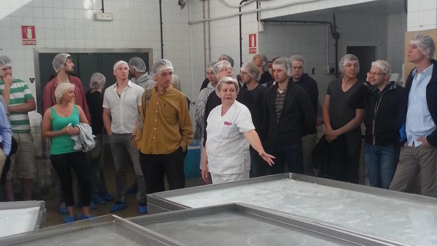 Esther Álvarez explica el proceso de elaboración del queso a los estudiantes alemanes.