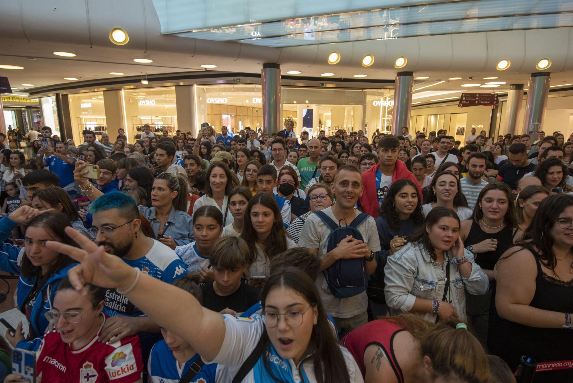 Nuevas equipaciones del Dépor: Baño blanquiazul y más de 20.000 abonados