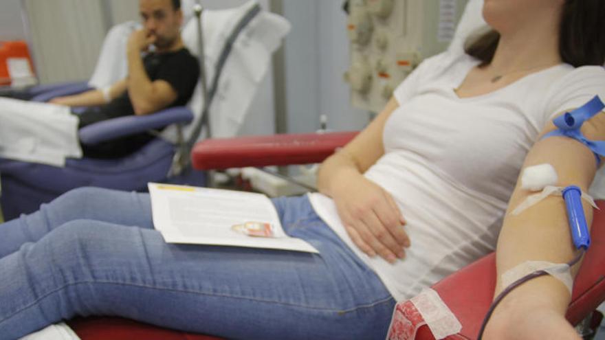 Donantes de sangre en el Centro de Transfusión de València, ayer.