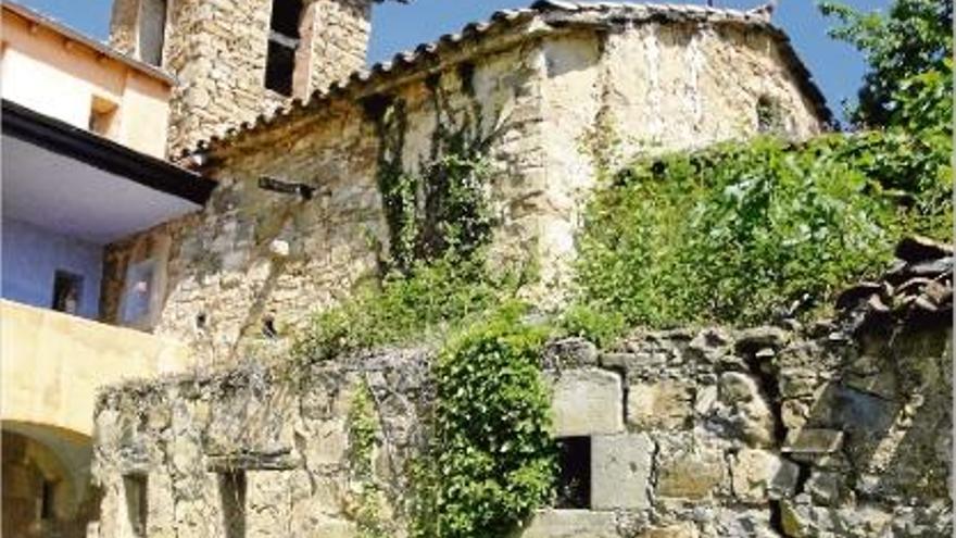 Esquerdes als murs de l&#039;església de Santa Maria de Castellar de la Muntanya.