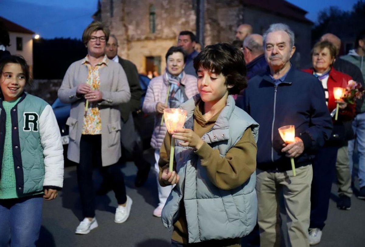 Sobre estas líneas, Santa Rita con la iglesia de Cereixo al fondo. Derecha, los santos “invitados” en sus andas. | // PATRI FIGUEIRAS