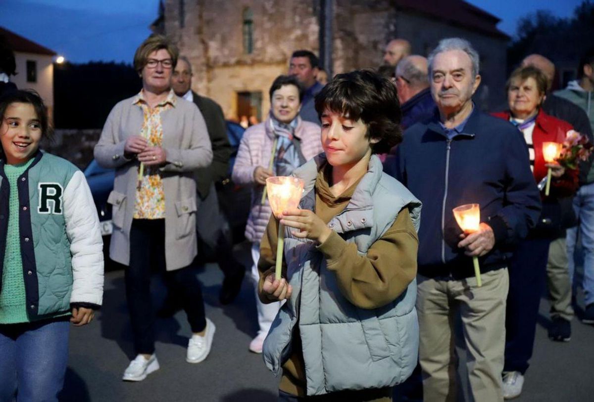 Sobre estas líneas, Santa Rita con la iglesia de Cereixo al fondo. Derecha, los santos “invitados” en sus andas.  | // PATRI FIGUEIRAS