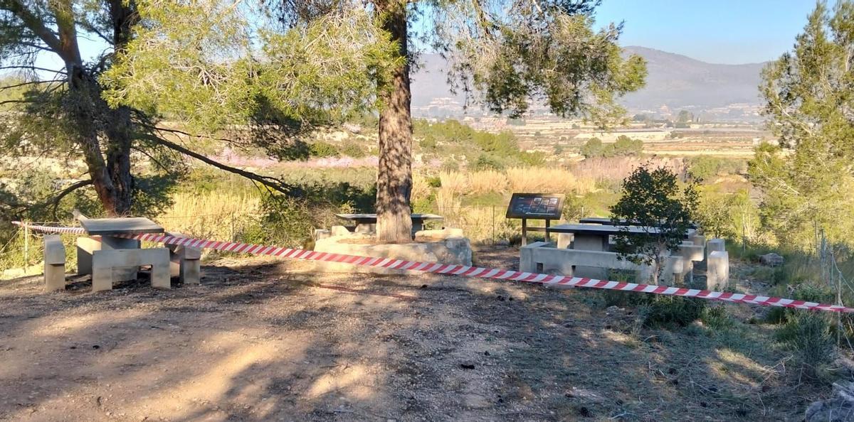 El áre recreativa, precintada por la procesionaria.