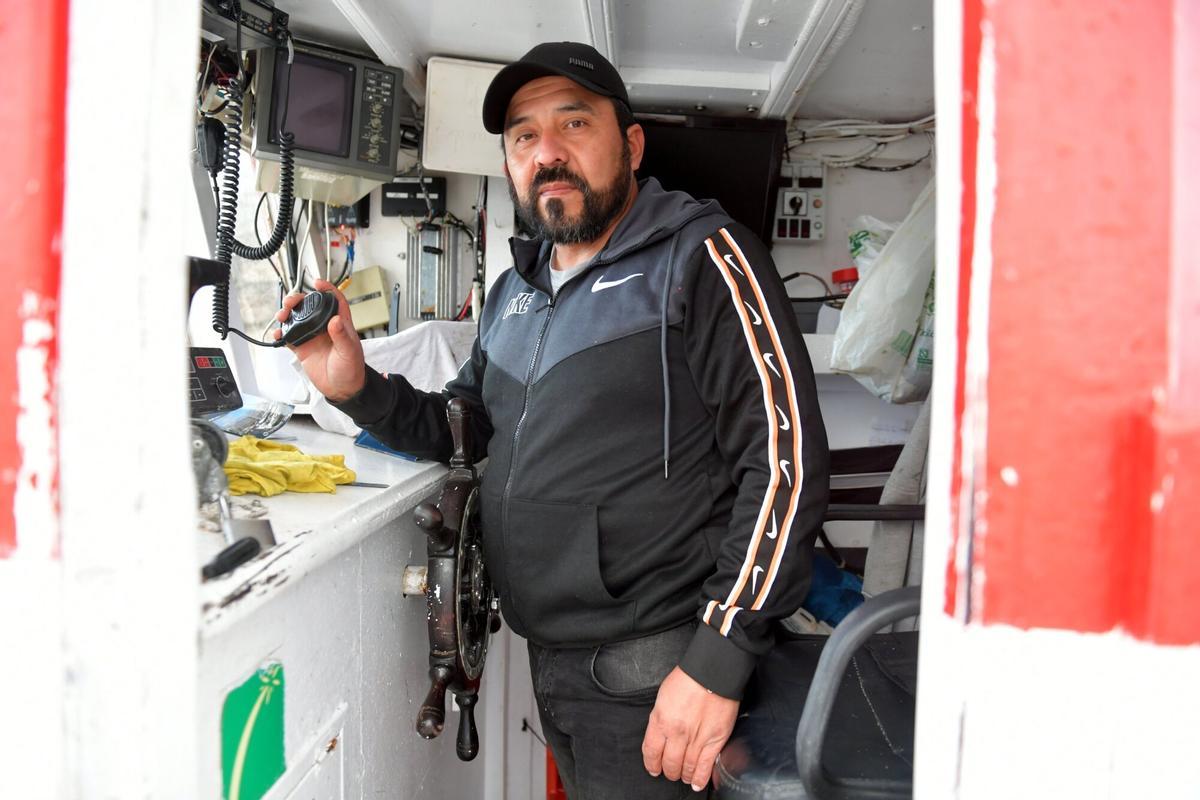 Ruhán Rivera, pescador de Sada, a bordo del «Piringuela».
