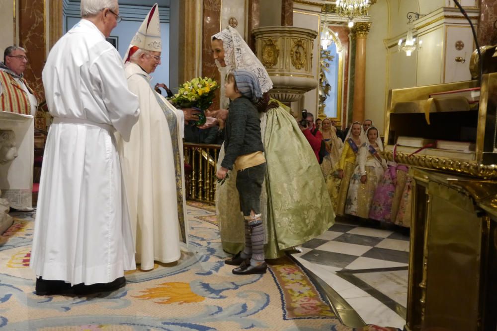 Así desfiló Sofía Soler y la comitiva oficial en la Ofrenda