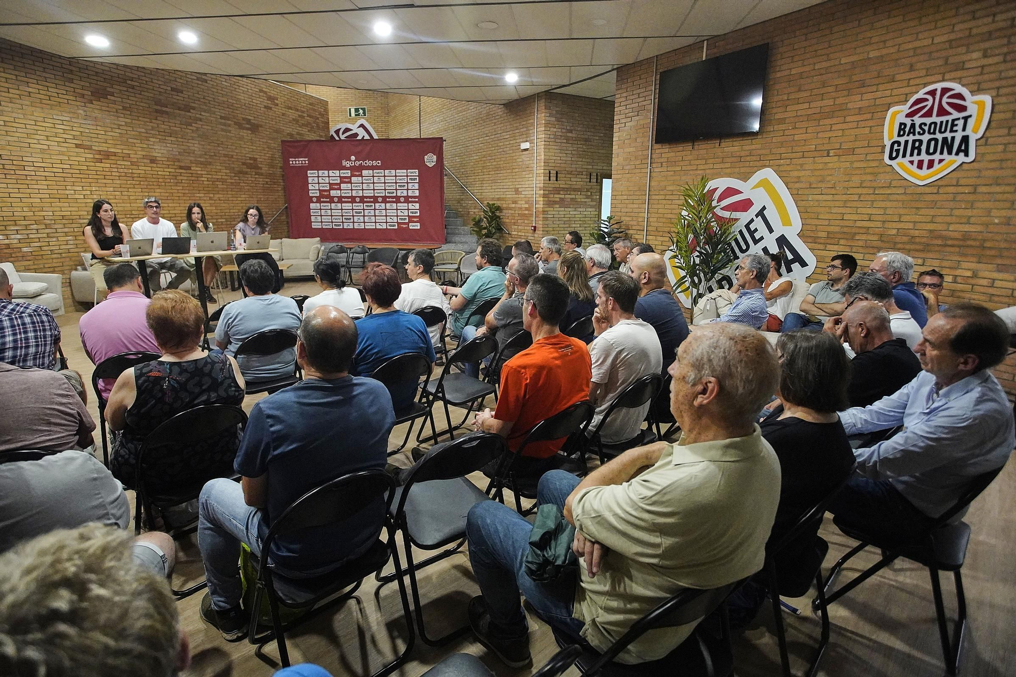 Les fotos de la sessió oberta d’atenció a l’abonat del Bàsquet Girona