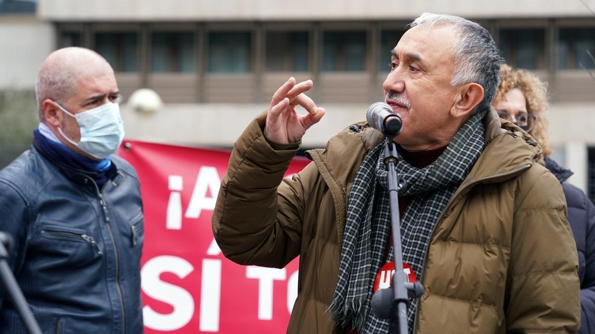 Los Secretarios Generales de UGT y CC.OO Pepe Alvarez y Unai Sordo respectivamente , durante la concentración frente al ministerio de Asuntos Económicos para reivindicar la subida del SMI y la derogación de la reforma laboral y de pensiones.