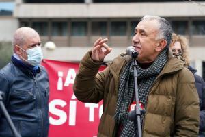 Los Secretarios Generales de UGT y CC.OO Pepe Alvarez y Unai Sordo respectivamente , durante la concentración frente al ministerio de Asuntos Económicos para reivindicar la subida del SMI y la derogación de la reforma laboral y de pensiones.