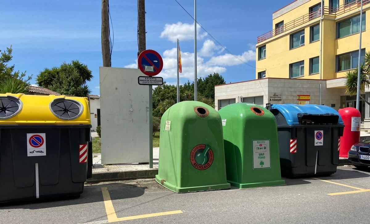 Algunos de los contenedores que existen en Cambados.