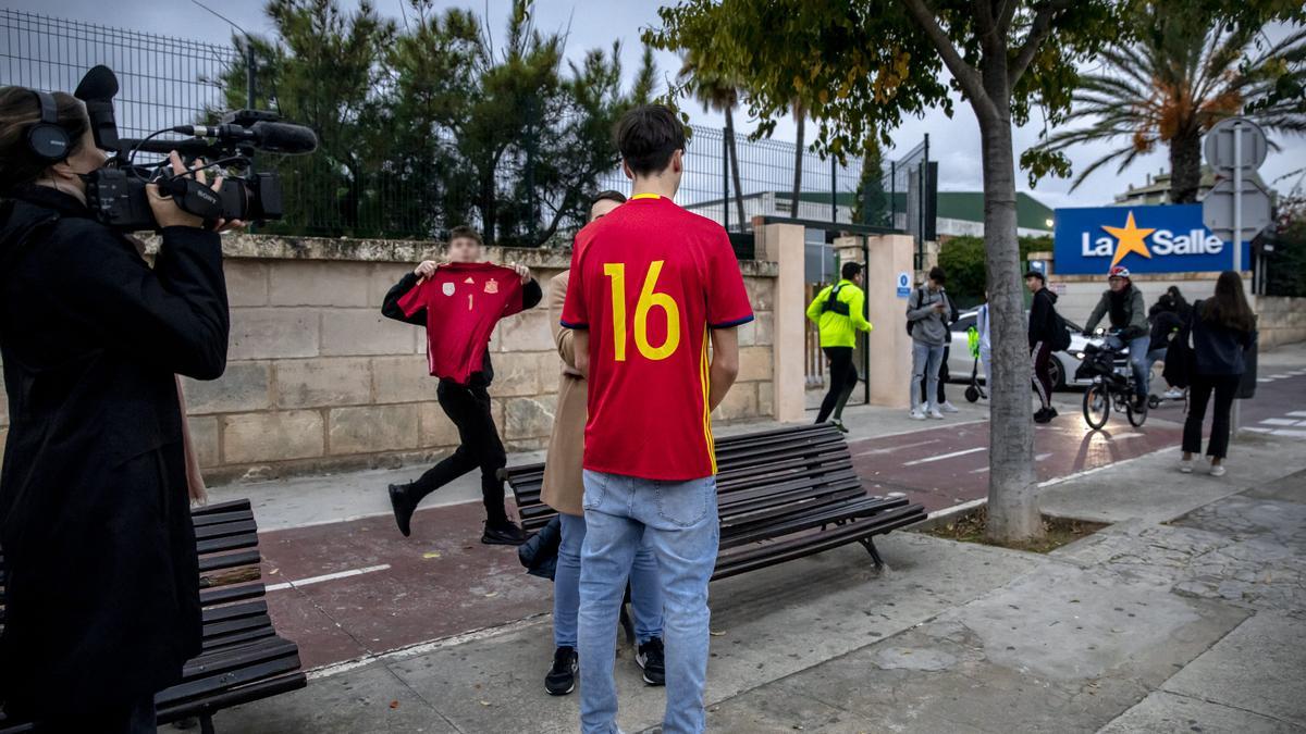 Alumnos con la camiseta de la Selección española en La Salle.