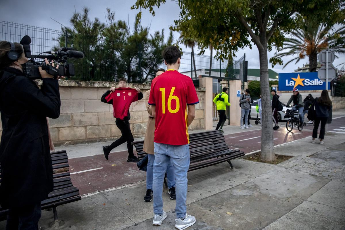 Alumnos con la camiseta de la Selección española en La Salle.