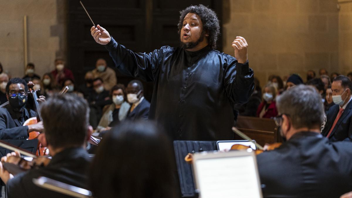 Gerardo Estrada, dirigiendo a la Orquesta Virtuós Mediterrani.