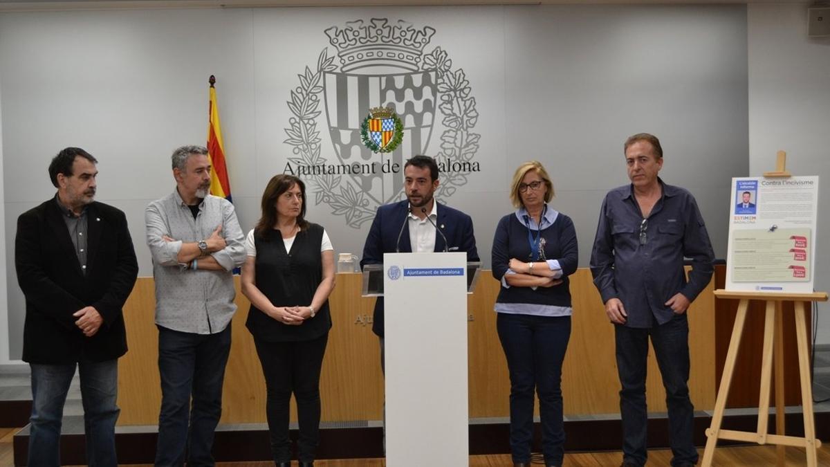 Álex Pastor, alcalde de Badalona, en rueda de prensa con su equipo.