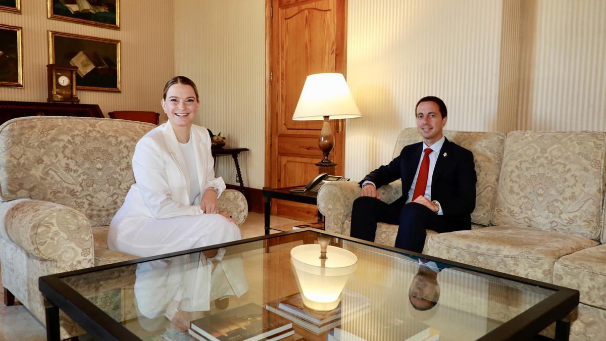 La presidenta del Govern, Marga Prohens, y el presidente del Consell de Mallorca, Llorenç Galmés