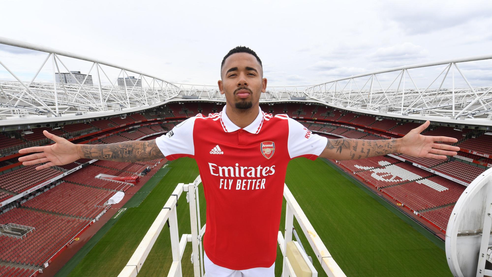 Gabriel Jesus posando con la camiseta del Arsenal con el Emirates a sus espaldas