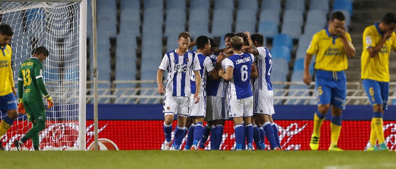Tana, Javi Varas, Roque y Montoro miran cabizbajos al suelo mientras los jugadores de la Real Sociedad festejan uno de sus goles de anoche en Anoeta.