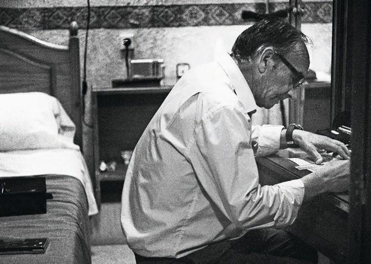 Francisco en el escritorio de su habitación.