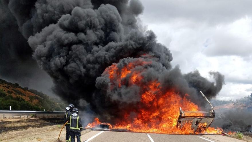 GALERÍA | Bomberos de Rionegro del Puente sofocan las llamas del camión incendiado en la A-52, a la altura de Junquera de Tera