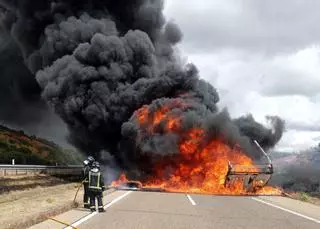 GALERÍA | Bomberos de Rionegro del Puente sofocan las llamas del camión incendiado en la A-52, a la altura de Junquera de Tera
