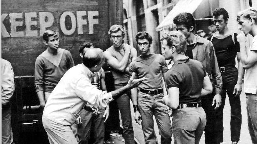 Jerome Robbins, a la izquierda, da instrucciones durante el rodaje de &#039;West Side Story&#039;.