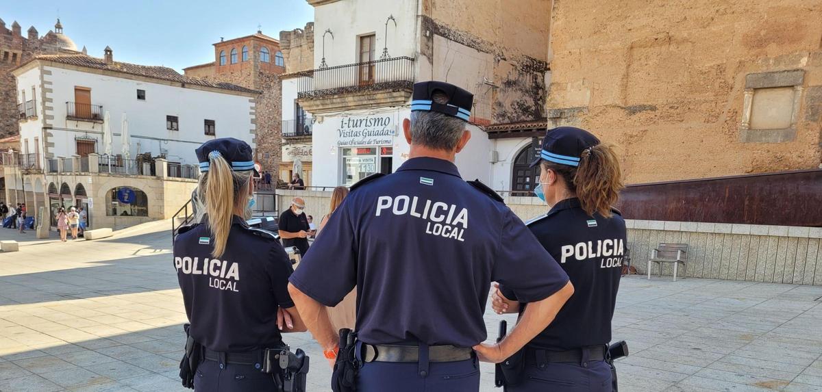 Agentes de la Policía Local en la capital cacereña.