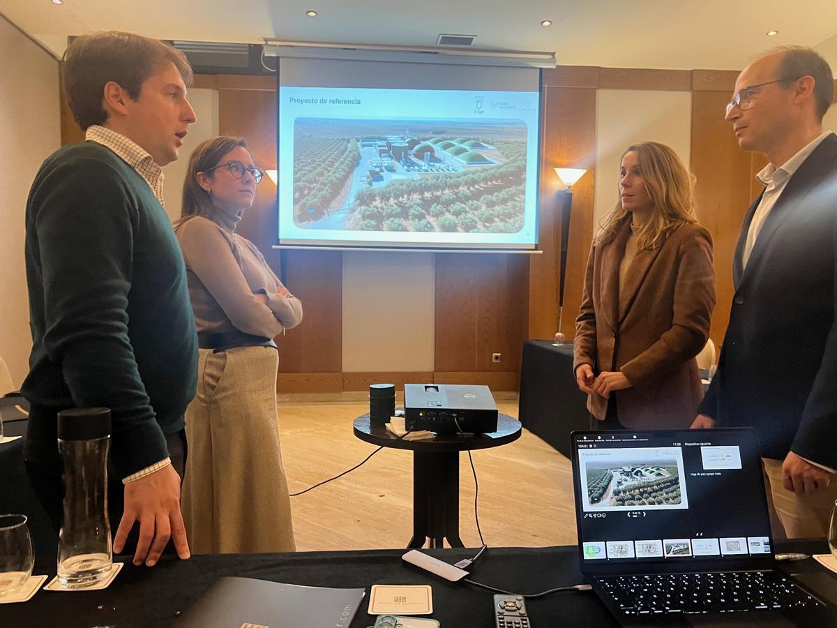 Responsables de los proyectos de biogás de Oleícola El Tejar, este viernes en Córdoba.