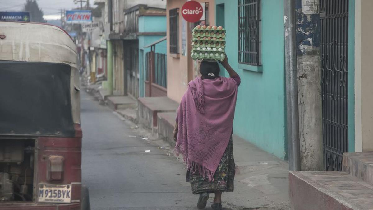 Una mujer camina por una calle de Chimaltenango (Guatemala). | I+DEAS