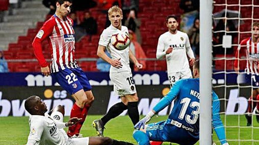 Morata remata en la jugada del primer gol del Atlético.