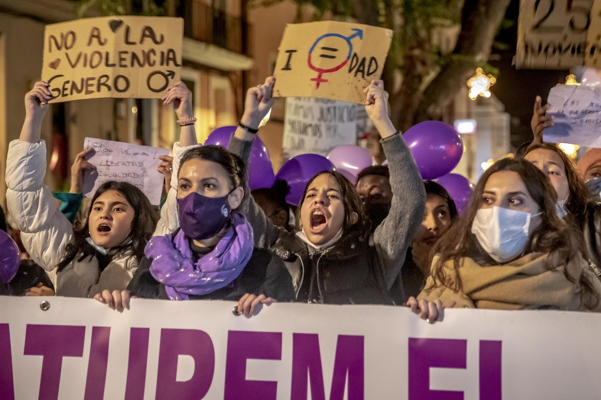 Manifestación del 25-N en Mallorca: Más de 500 personas recorren Palma "hartas" de la violencia machista