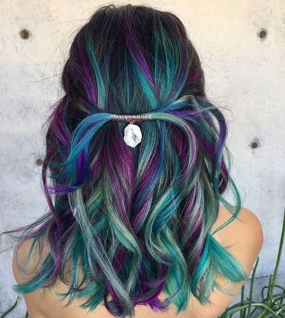 Mermaid hair: el pelo de las sirenas toma la ciudad (morado y verde).