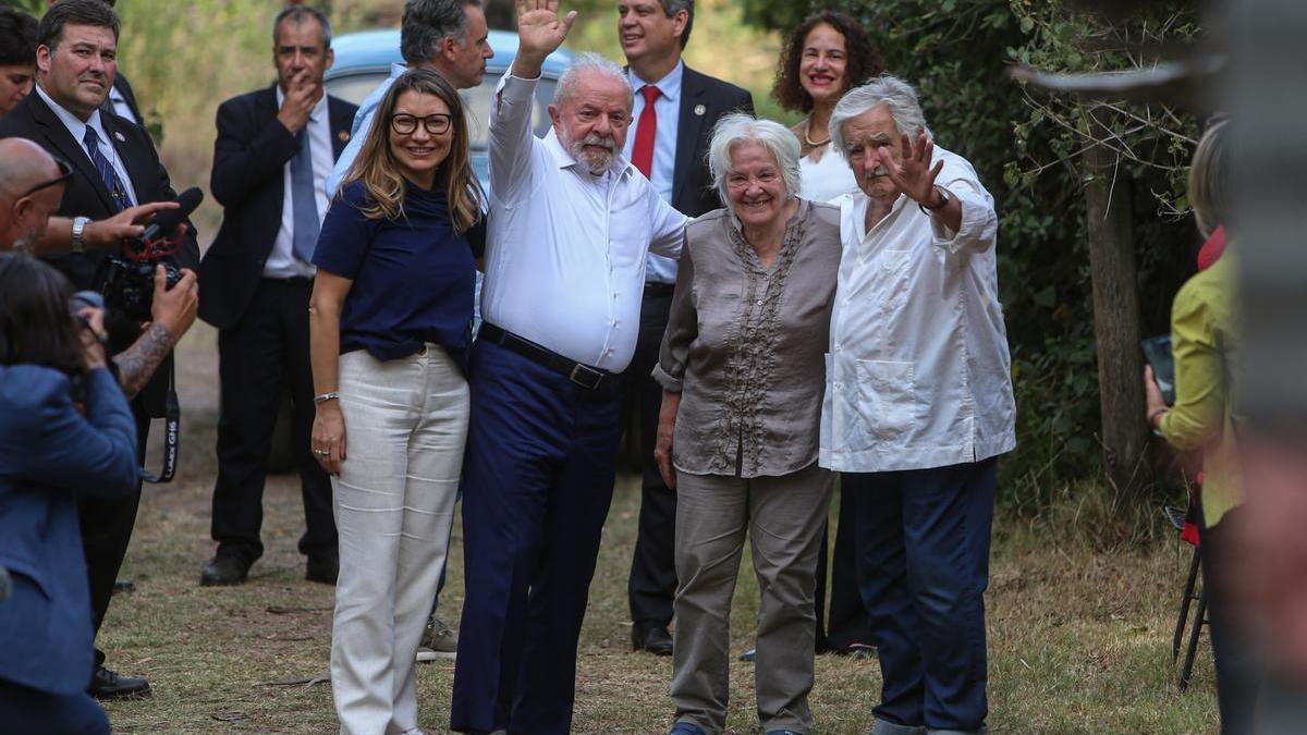 El presidente de Brasil, Luiz Inácio Lula da Silva (izq.), visita al ex presidente de Uruguay José Pepe Mujica en su casa en el Rincón del Cerro, hoy en Montevideo.