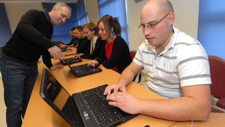 Javier Fernández Calleja, coordinador del máster de Teledetección, con varios de sus alumnos.