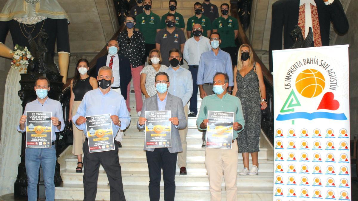 Foto del familia del acto de presentación del Ciutat de Palma, en Cort.