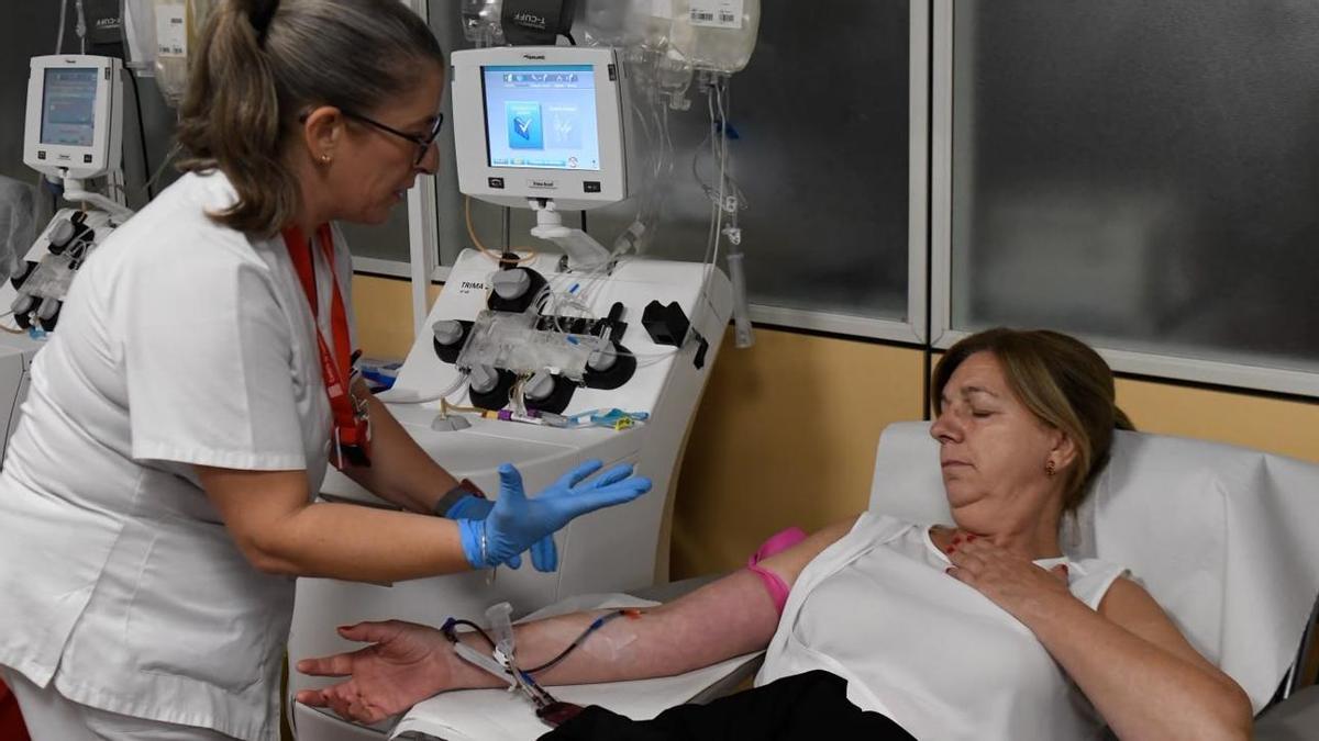 Una mujer, donando sangre.