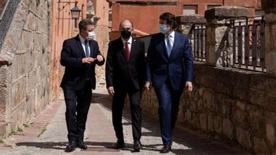 Los presidentes de Castilla-La Mancha, Emiliano García-Page; Aragón, Javier Lambán; y Castilla y León, Alfonso Fernández Mañueco, en Albarracín, este año.