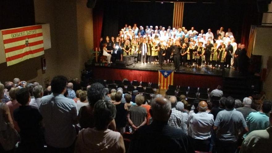 Les corals juntes cantant dirigits pel Mestre Miquel Saladrigues.