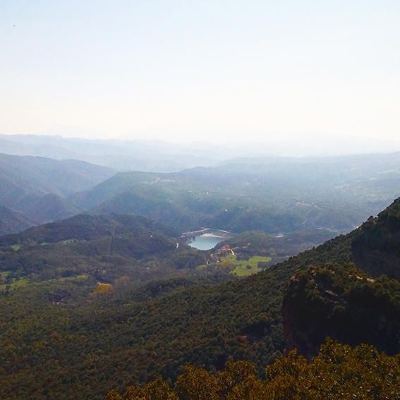 Panoràmica. Vista general des de Tavertet, a la comarca d’Osona, rica en vegetació i vista al pantà de Sau.