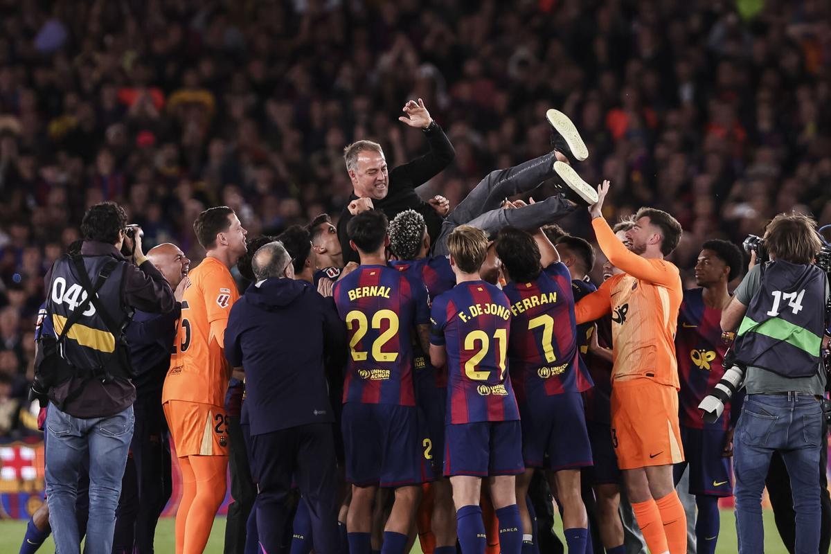 Players of FC Barcelona hold up Hansi Flick, head coach of FC Barcelona, during the championship celebration after the Spanish league, LaLiga EA Sports, football match played between FC Barcelona and Real Madrid C.F. at Spotify Camp Nou stadium on May 10, 2026 in Barcelona, Spain. AFP7 10/05/2026 ONLY FOR USE IN SPAIN